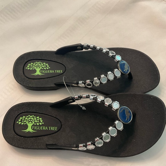 New Figuera Tree Flip Flops. Size 8 - Picture 3 of 6